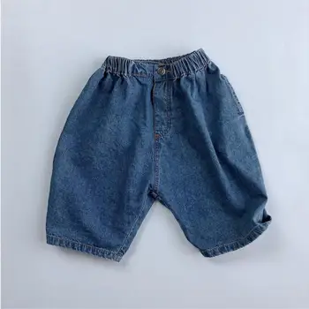 Новые летние детские джинсовые брюки для маленьких мальчиков и девочек, однотонные повседневные джинсы, Модные Свободные средние брюки для малышей, детская одежда